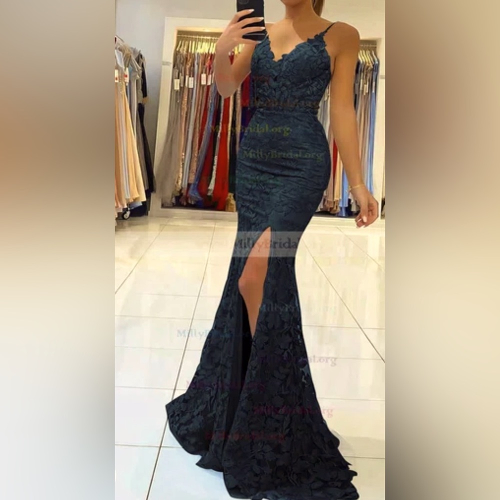 Sheath/Column V-neck Lace Sweep Train Beading Prom Dress